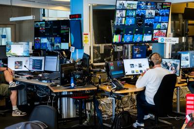 Her går det galt på NRK Nyheter: – Slapp av. Faen!