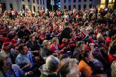 Strømmer mot Slottet: 100.000 mennesker på plass
