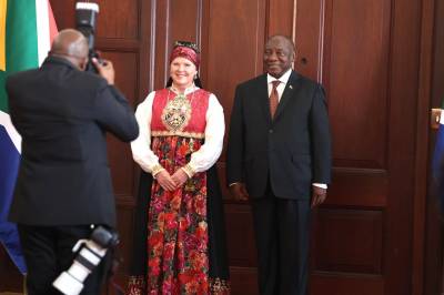 Anne Beathe i kryllingbunad hos presidenten