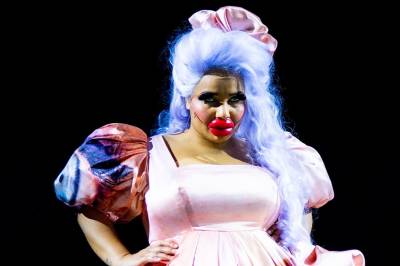 «Den stundesløse» treffer tidsånden med botox og trading med Kina. Likevel blir det bare spredt humring i salen. 