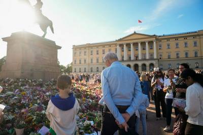 Støre på Slottsplassen igjen – la ned blomster