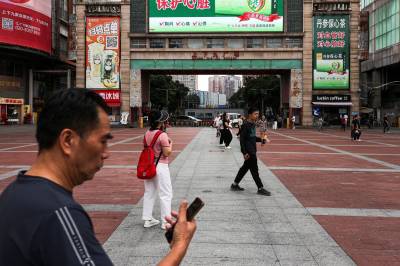 Kina slår vekstprognosene – sprekker i økonomien består