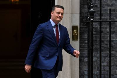 Starmer under press: Britenes helseminister går av