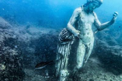 Hvordan havner gamle statuer og bygninger under vann?