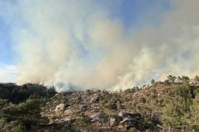 Skogbrann i Fitjar: - Har sendt ut nødvarsel