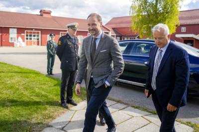 Forklarer dette: – Alltid med kongen