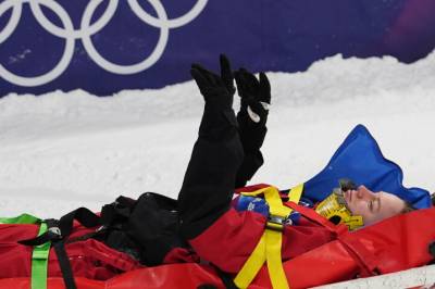 Fraktet bort på båre