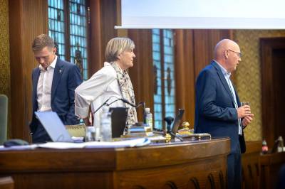 Salg av bygg løser ikke underskuddet i tjenestene