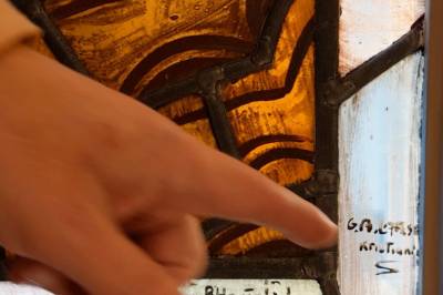 100 år gammelt signert vindu på badet: – Må ikke eie