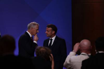 Macron i samtale med Støre: – USA kan forråde Ukraina