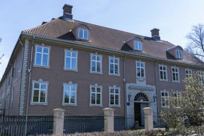 To av de siktede løslatt