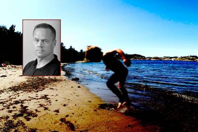 Mens barneføtter løper trygt over varme strender, revner verden