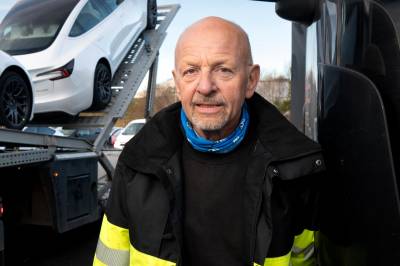 Henry oppdaget en klump da han barberte seg. Nå sjekkes alle kollegene årlig.