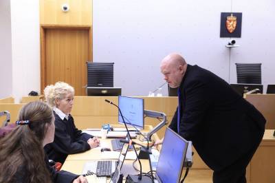Tiltalt 16-åring viste fingeren til retten