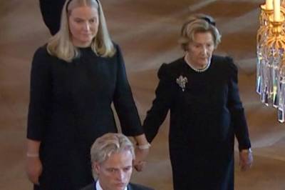 Dronningens første offisielle oppdrag: Går hånd i hånd med Dronning Sonja