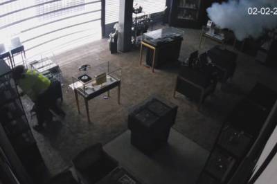 Sjokkbrekk mot gullsmed - går med gassmaske