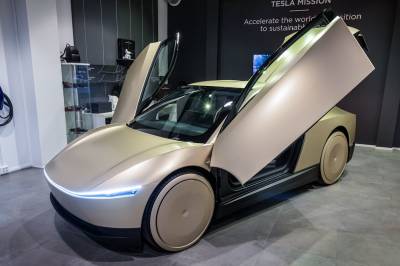 Hvor blir det av Teslas selvkjørende biler?