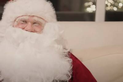 Overrasket barn i julenissekostyme