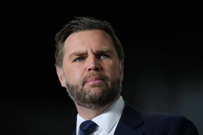 J.D. Vance møter pressen