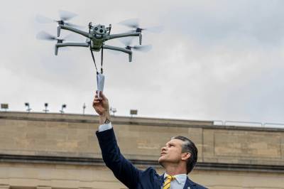 Pentagon lanserer en plan for raskt å ta i bruk over 300 000 små angrepsdroner