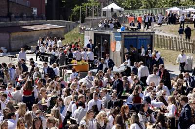 17. mai-fest: - Bordpakker rives vekk: - Mye penger 