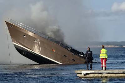 Gikk opp i flammer: Hyller kapteinen