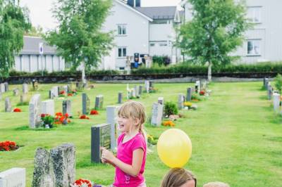 Hailie (7) feiret bursdag på kirkegård