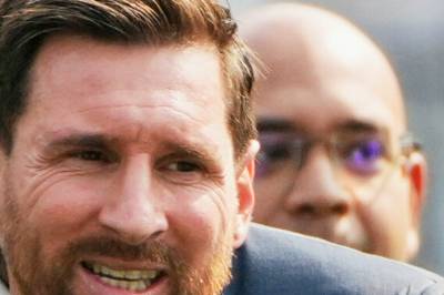 Rasende fans kastet stoler på banen