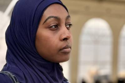 Sajda napper ut øyenvipper og bryn uten å ville det