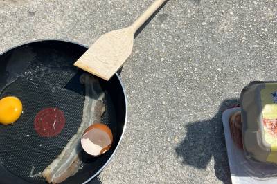 Steker egg og bacon i sola: – Ikke like lett