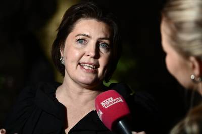 Dora Thorhallsdottir og ektemannen skilles