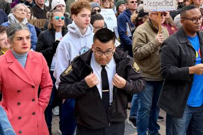 Sheriff talte under protest mot Ice. Aksjoner over 1500 steder i USA.