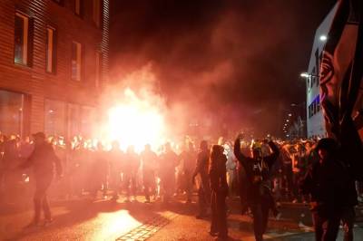 3000 Viking-supportere på plass i Fredrikstad: Se marsjen mot stadion