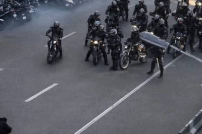 Det koker i Irans gater. Kan regimet kjøpe seg ro for 70 kroner?