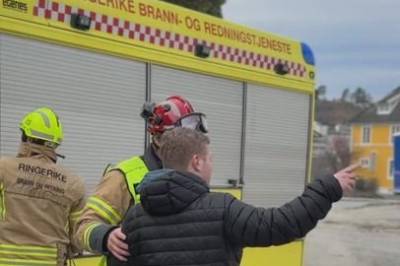 Her skyter politiet varselsskudd under øvelsen i Hønefoss