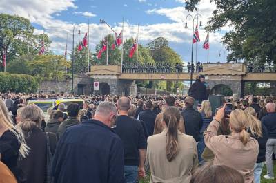 Tusenvis samlet ved Akershus festning