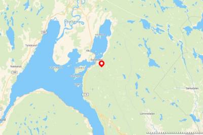 Først satt en paraglider-pilot fast i et tre: Så kom det en til seilende