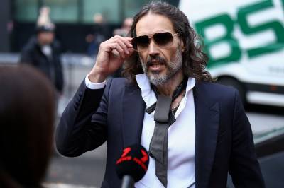 Russell Brand nekter straffskyld i retten