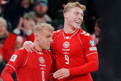 Danmarks VM-drøm lever etter maktdemonstrasjon - Hareide ble hyllet i Parken