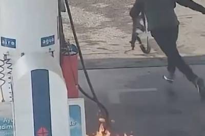 Setter fyr på bensinstasjonen