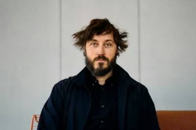 – Ei av låtene heter forresten «I går skaut i hunden»