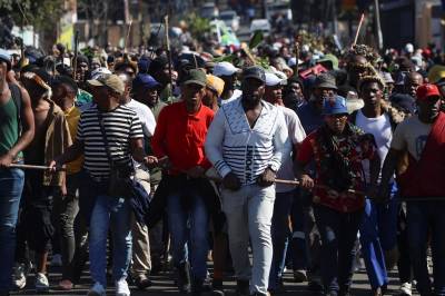 De krever at utlendingene drar. Nå flykter tusenvis av migranter fra Sør-Afrika.