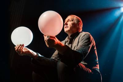 Mads Ousdal spiller alle rollene i «Hamlet». Kan det gå bra? 