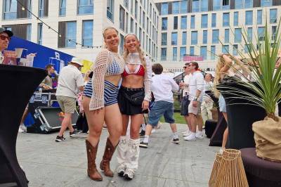 Koser seg på intimfest