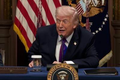 Prøver disse på video    Demokratenes leder med krass Trump-kritikk: – Det siste det amerikanske folket trenger er en ny krig     Demokratenes leder: Trump og Hegseth snubler hodeløst inn en enda en krig