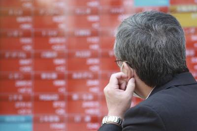 Det er blandet stemning på børsene i Asia mandag. Hongkong-børsen faller, mens det er oppgang i Shanghai.