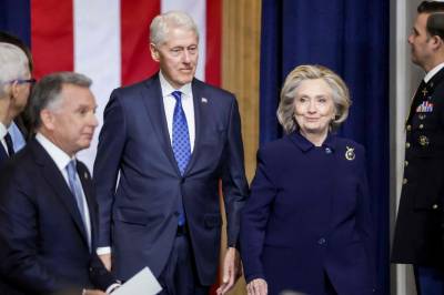 Clinton-ekteparet vitnar om Epstein bak lukka dører