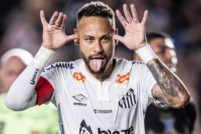 Neymar scorer sitt første hat-trick på over tre år og redder Santos fra nedrykk