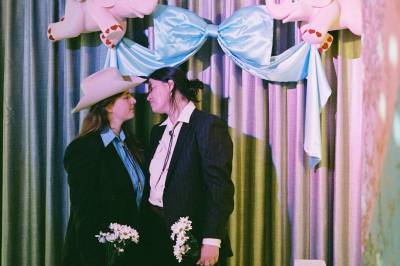 Her gifter bergensartisten seg  i Las Vegas. Med Elvis som prest.