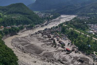 Nær 100 døde etter skred i Himalaya